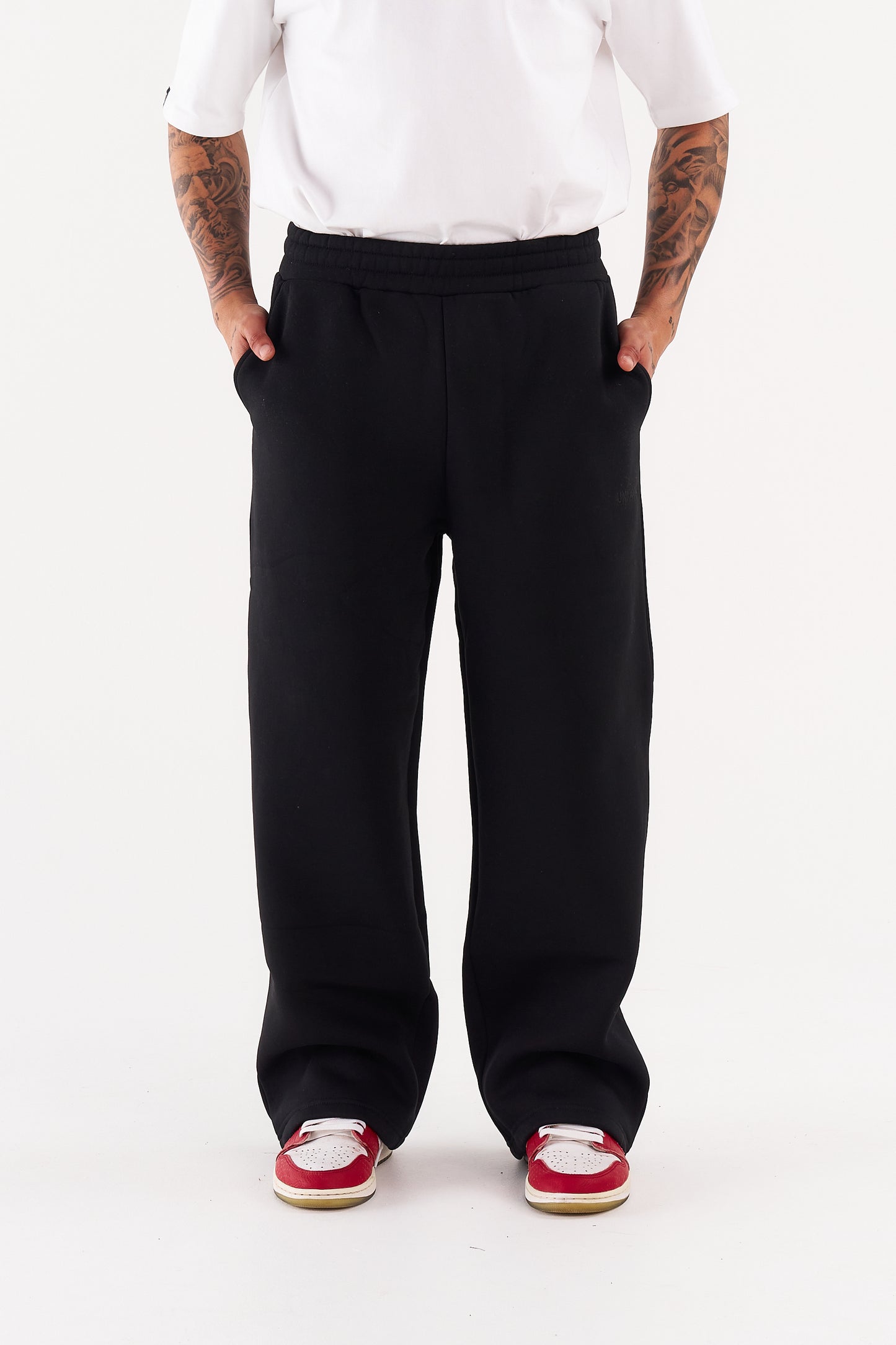 CLASSIC STRAIGHT LEG PANTS