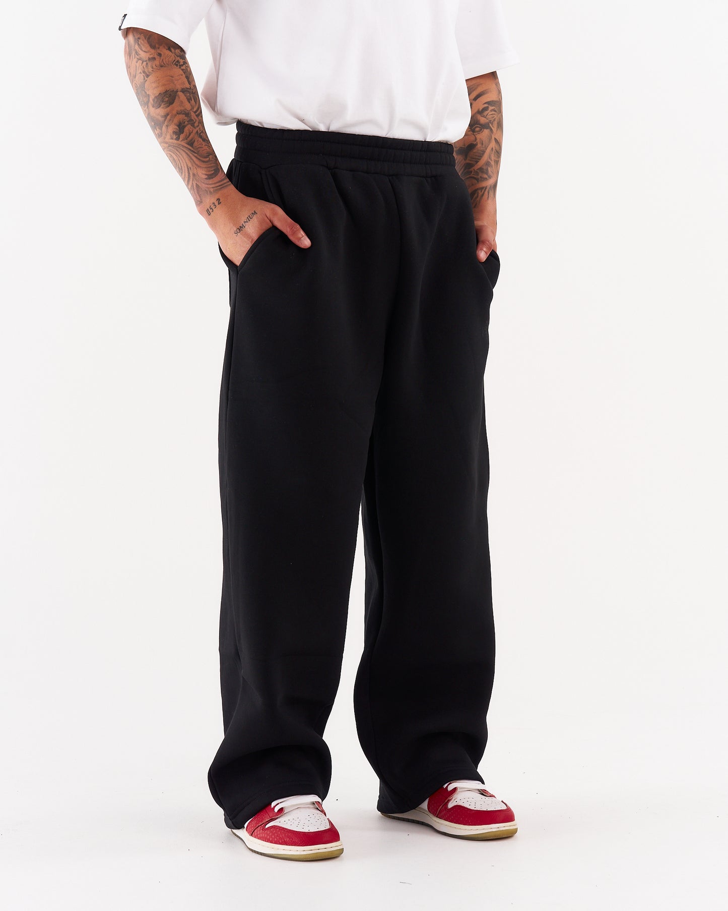 CLASSIC STRAIGHT LEG PANTS