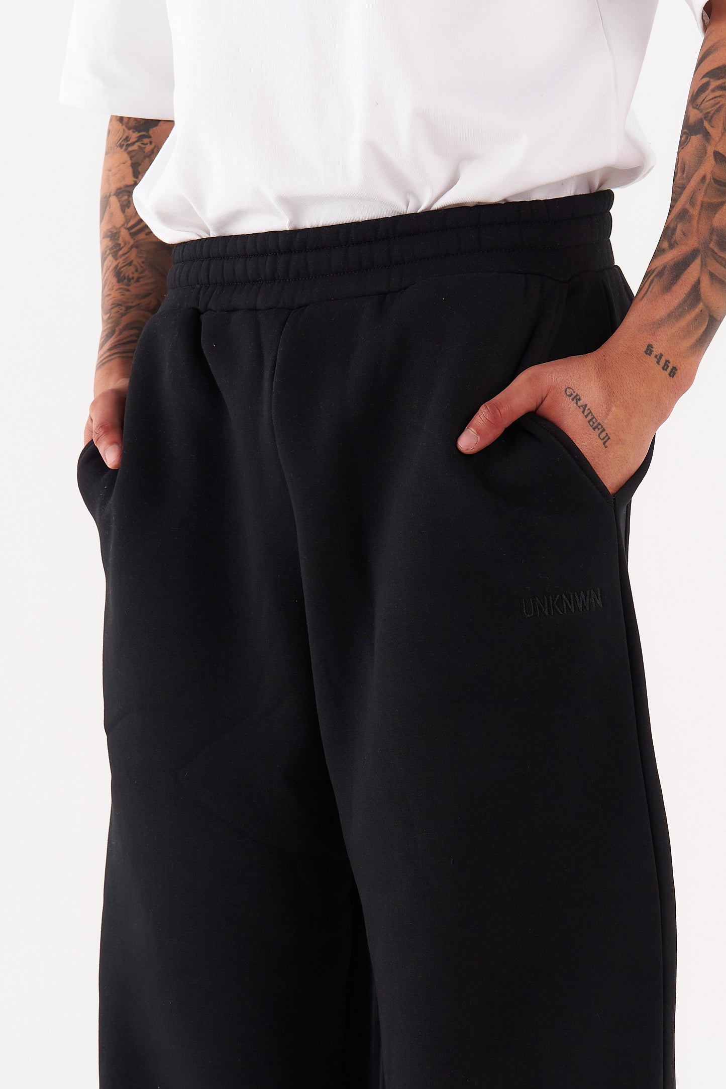 CLASSIC STRAIGHT LEG PANTS